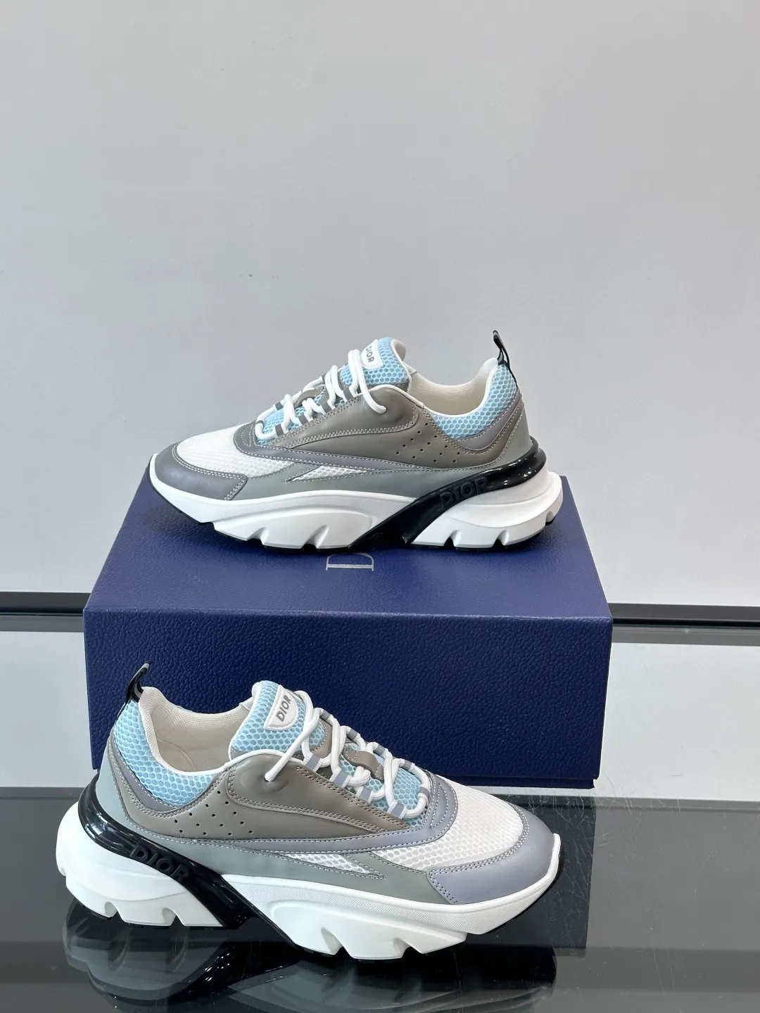 Men's shoes 💰p520 "Dior" B22 retro jogging shoes, inspired by classic jogging shoes, low-top thick sole design, cow leather + mesh fabric splicing, perfect texture and breathable. The black and white engraved rubber sole has great grip and comfort, and is OK for daily wear or sports! There is an embossed "CD" logo on the side of the shoe, which is low-key and recognizable. Rich colors, black and white, gray and blue, etc., versatile and fashionable, loved by European and American hip-hop circles and bloggers, a must-have for trendy wear size: 39-44 (customized at 45.46)